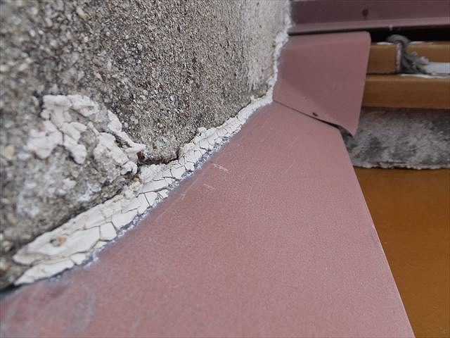 外壁と雨押え板金の隙間